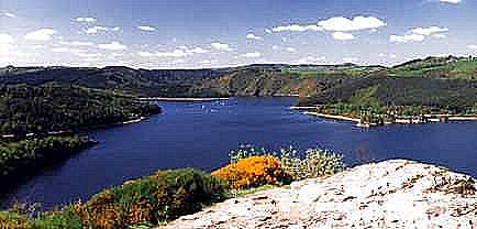 La Truyère (retenue du barrage de Grandval) :l'église romane de Mallet repose au fond de l'eau.